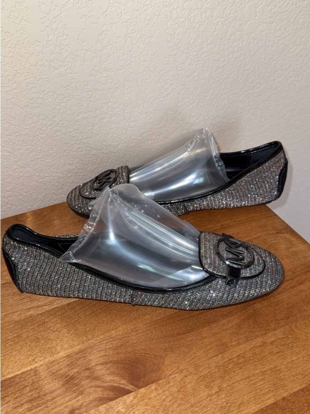 Michael Kors Lillie Women's Moccasin Flats Black Glitter
Patent Leather SZ 9 NEW - Picture 2 of 7